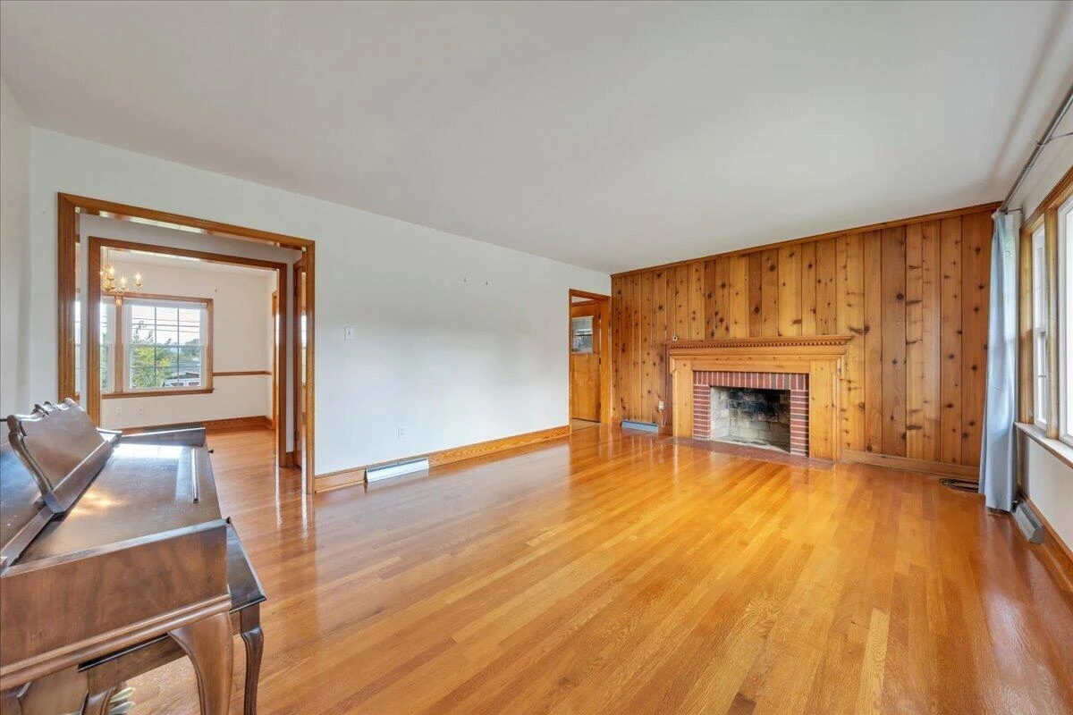 131 Maplelawn AVE NE - Photo 5