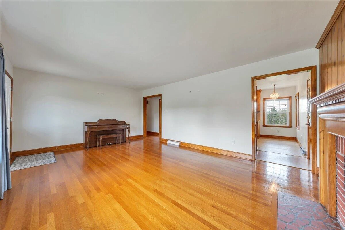 131 Maplelawn AVE NE - Photo 7