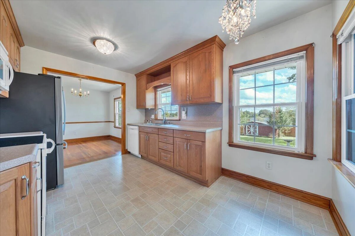 131 Maplelawn AVE NE - Photo 10