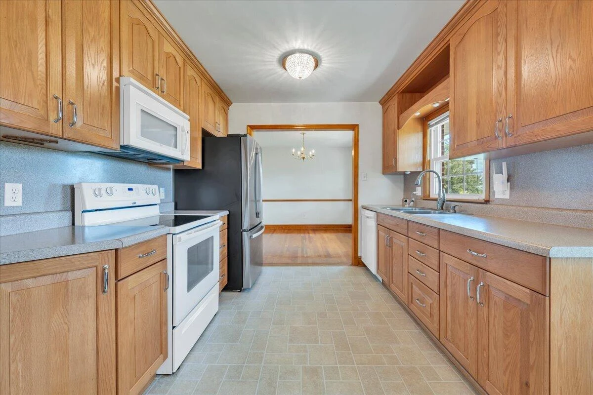 131 Maplelawn AVE NE - Photo 11