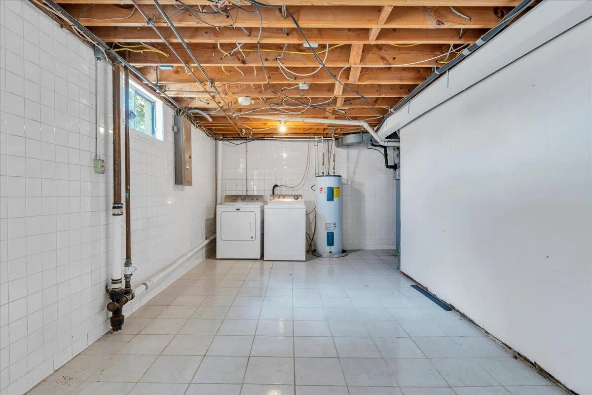131 Maplelawn AVE NE - Photo 38