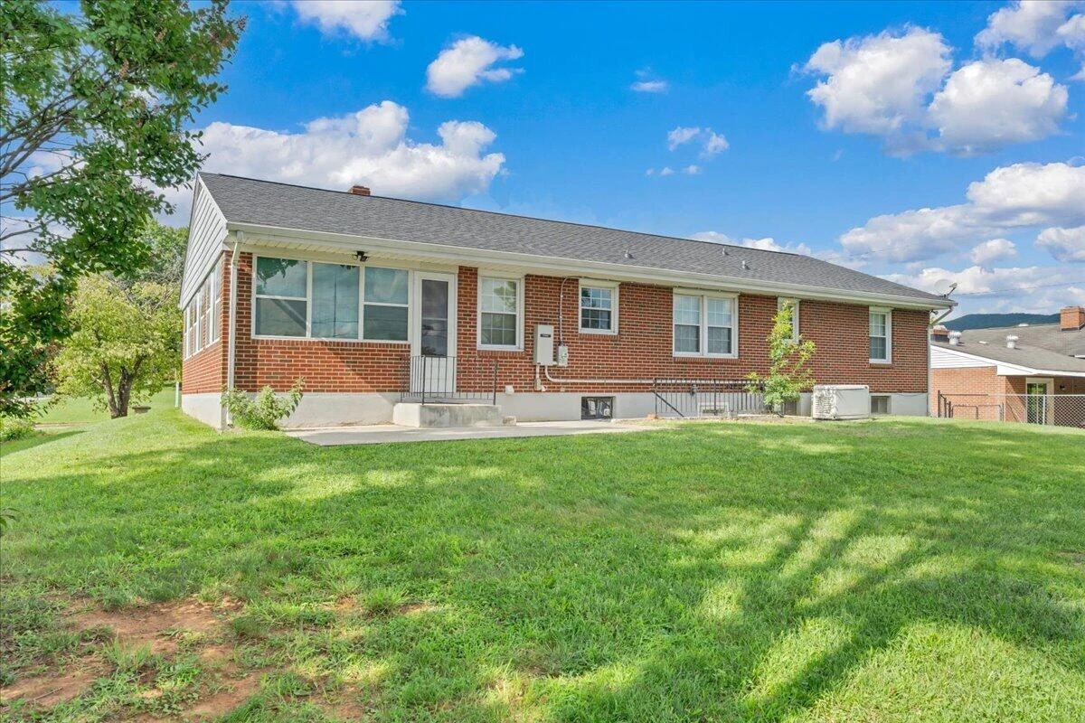 131 Maplelawn AVE NE - Photo 43