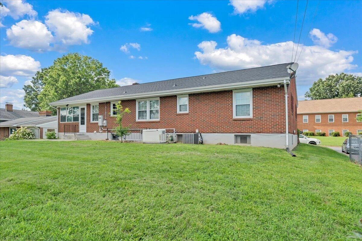 131 Maplelawn AVE NE - Photo 47