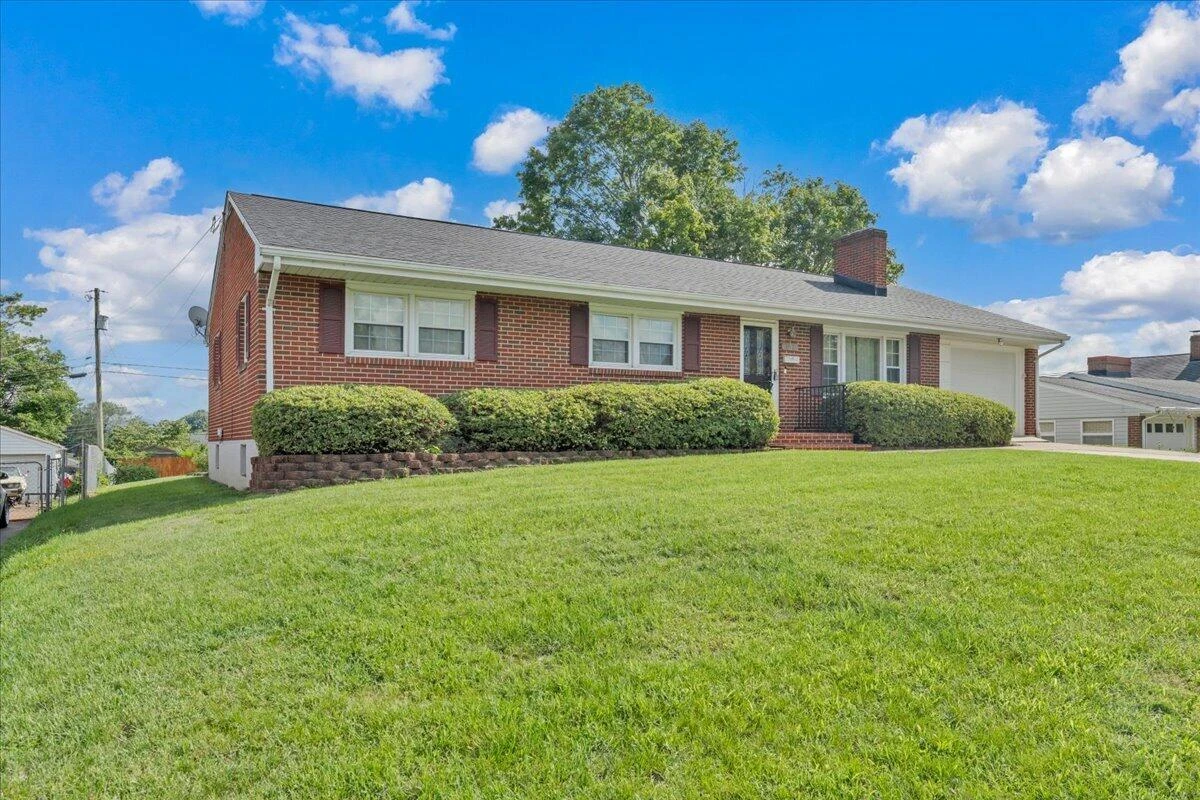 131 Maplelawn AVE NE - Photo 49
