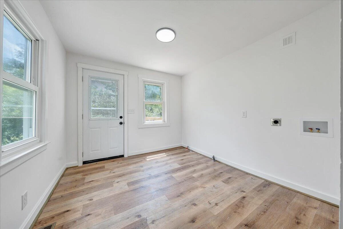 1433 Gladstone AVE SE - Photo 17