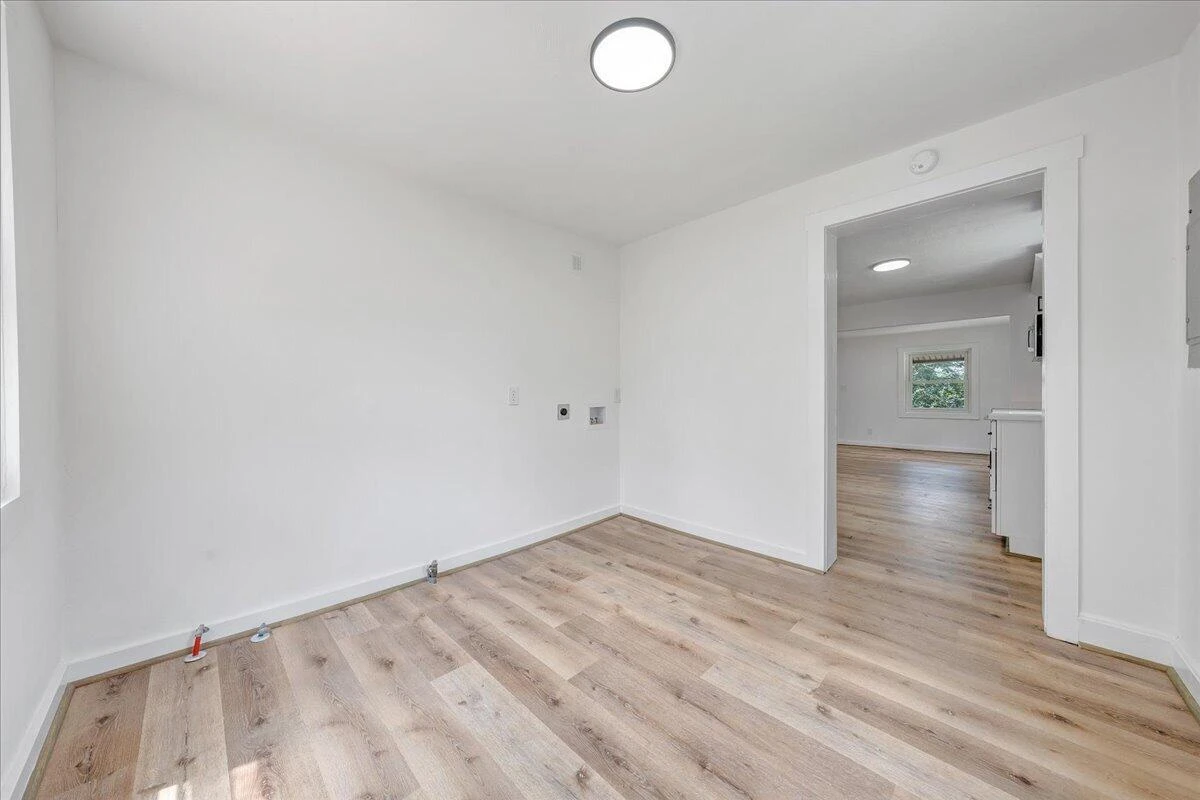 1433 Gladstone AVE SE - Photo 18