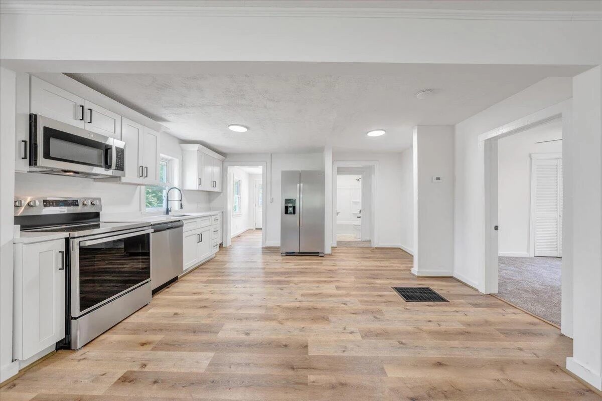 1433 Gladstone AVE SE - Photo 4
