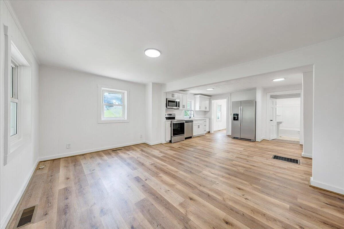 1433 Gladstone AVE SE - Photo 8
