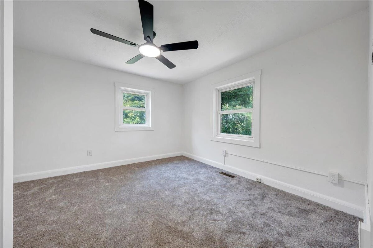 1433 Gladstone AVE SE - Photo 9