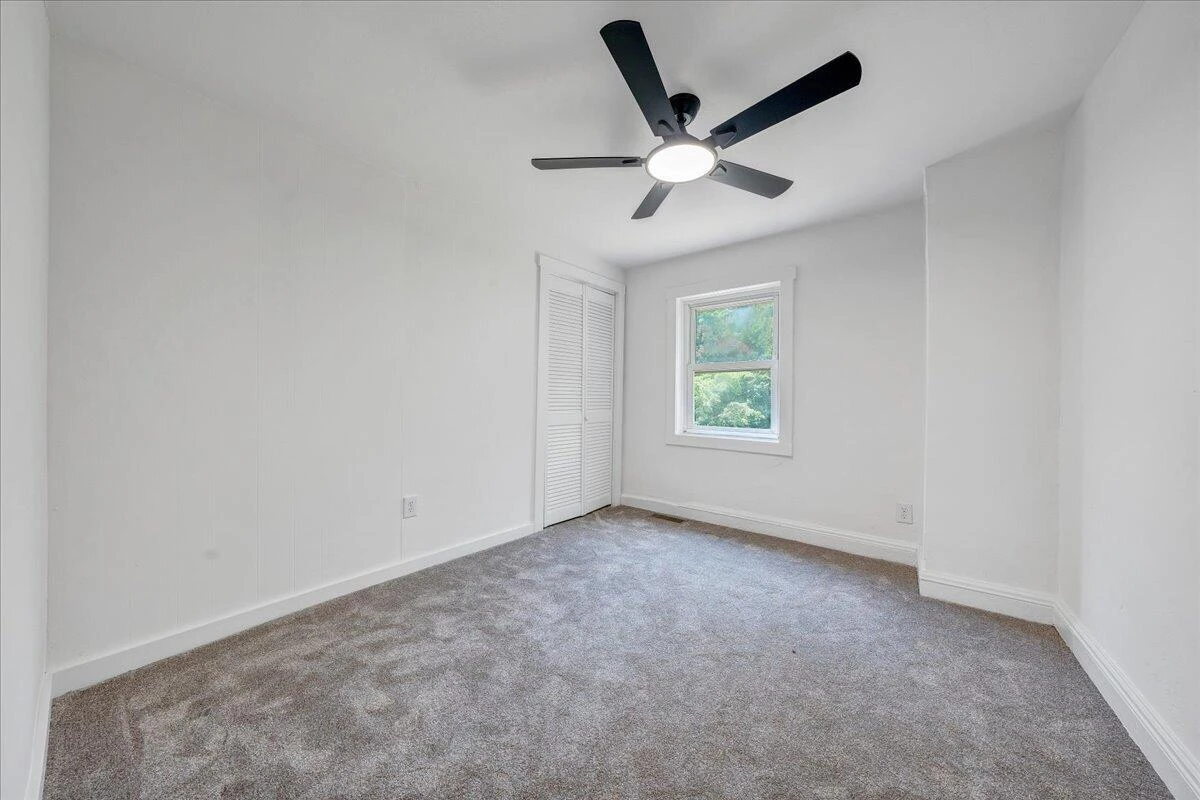 1433 Gladstone AVE SE - Photo 10