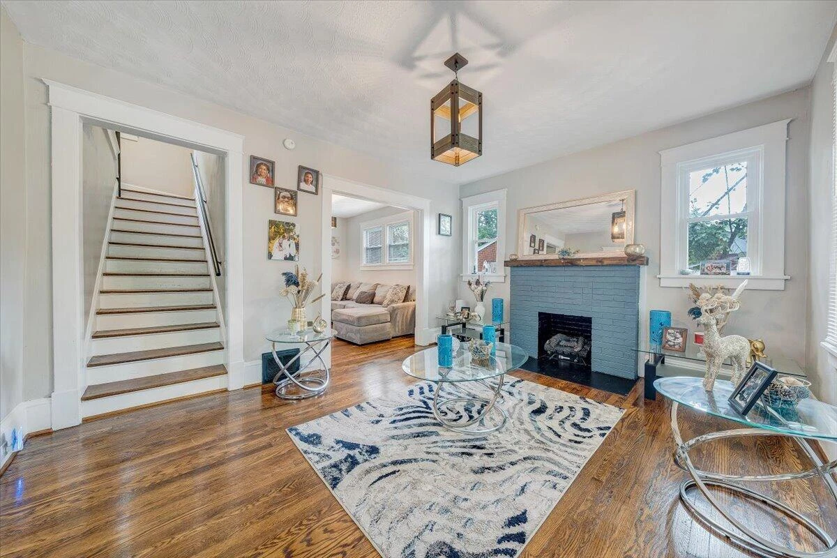 2104 Wayne ST NE - Photo 6