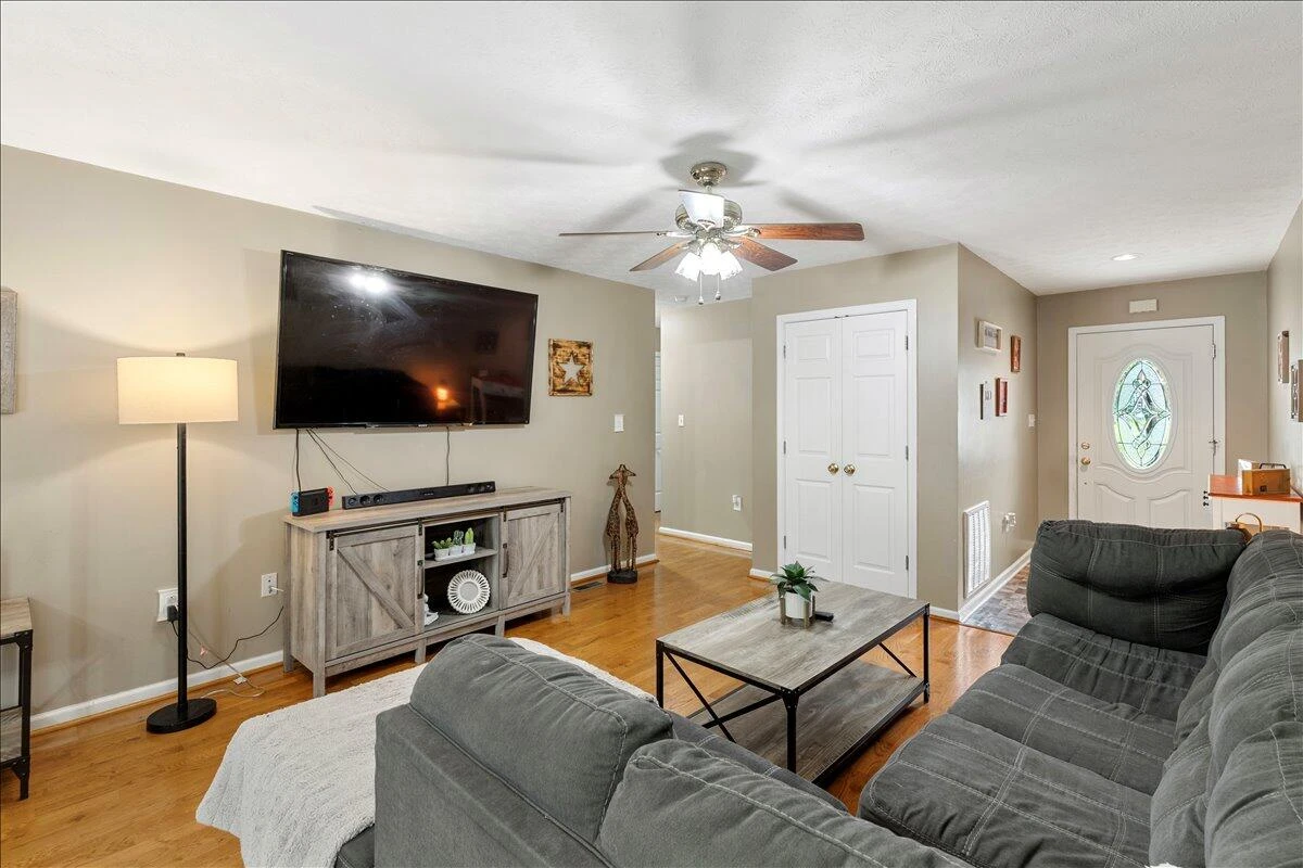 408 Giles AVE - Photo 10