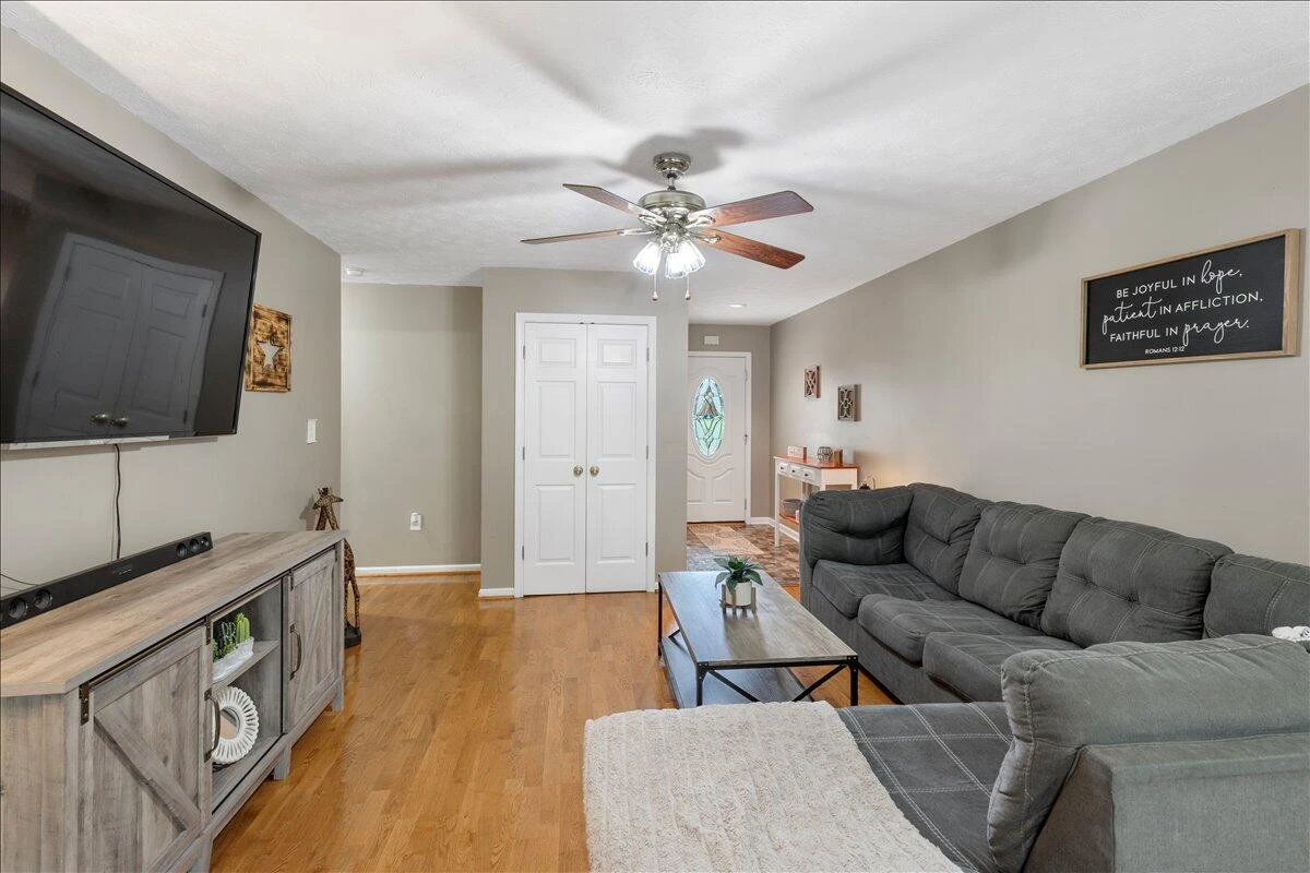 408 Giles AVE - Photo 11