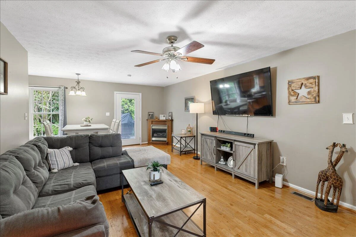 408 Giles AVE - Photo 8