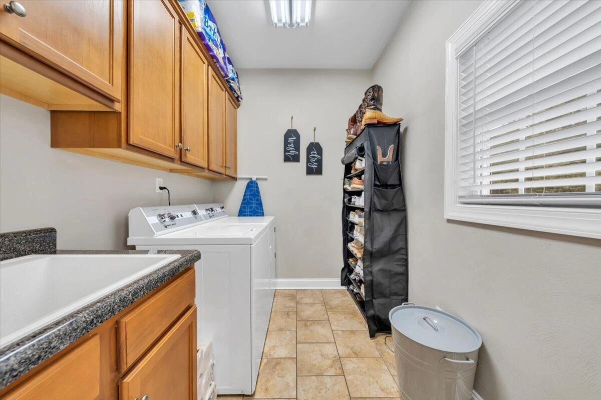 5927 Crumpacker DR - Photo 16