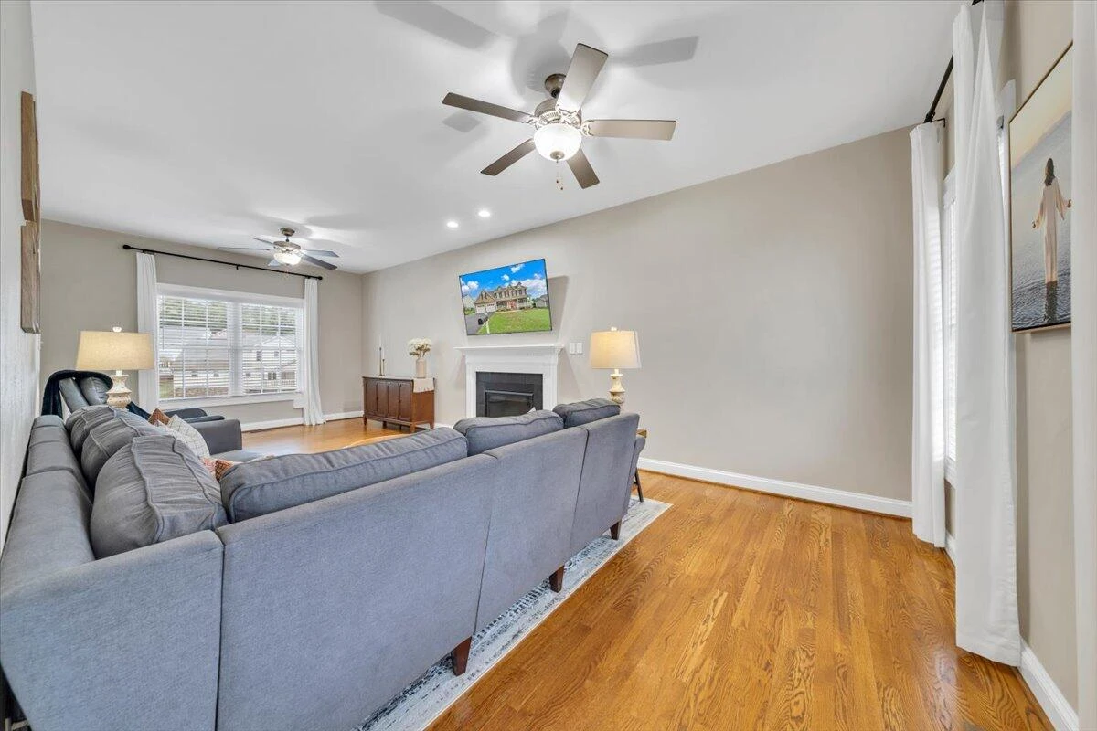 5927 Crumpacker DR - Photo 4