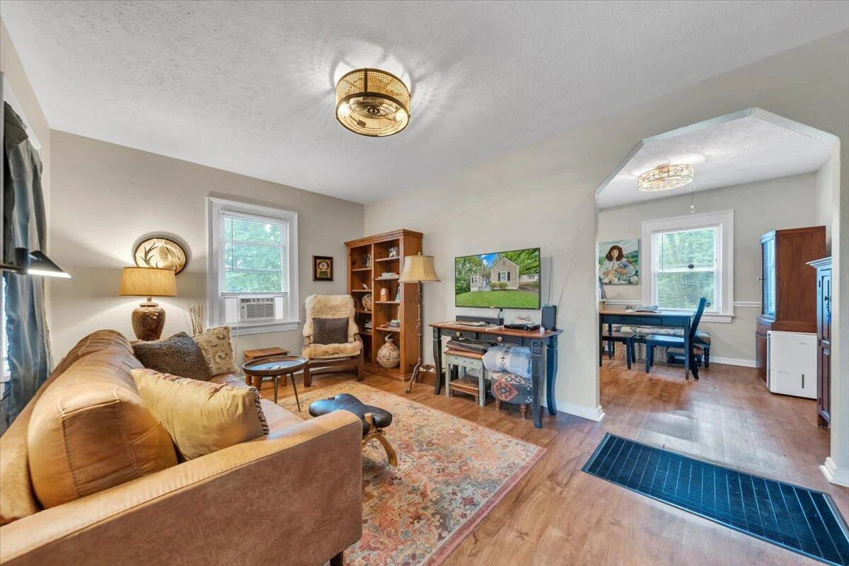 513 20th ST NW - Photo 3