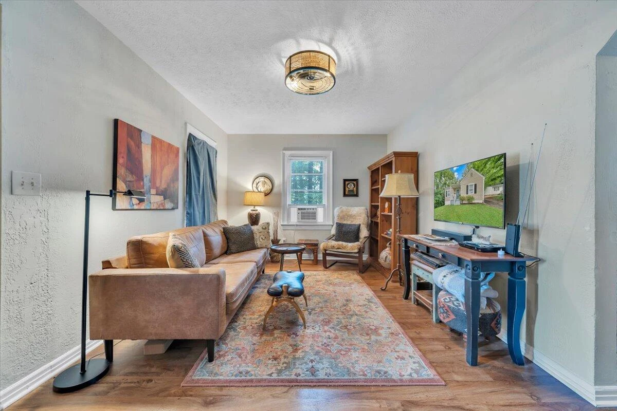513 20th ST NW - Photo 4