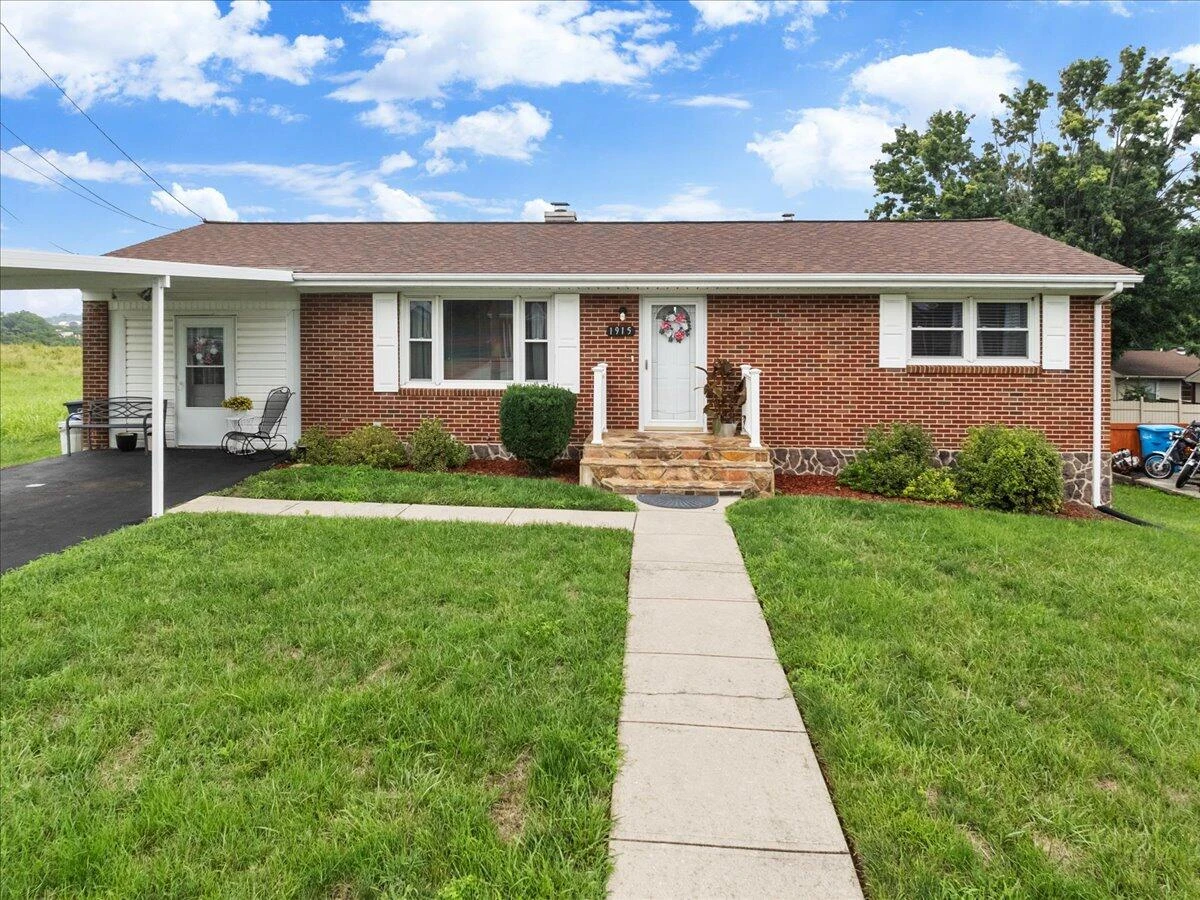 1915 Glenroy ST NW - Photo 4