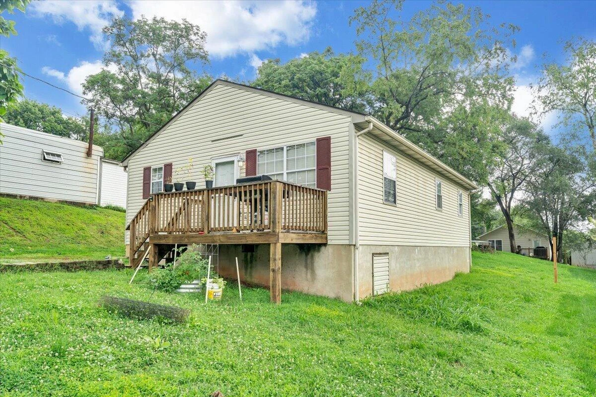 709 Wayland ST NE - Photo 2
