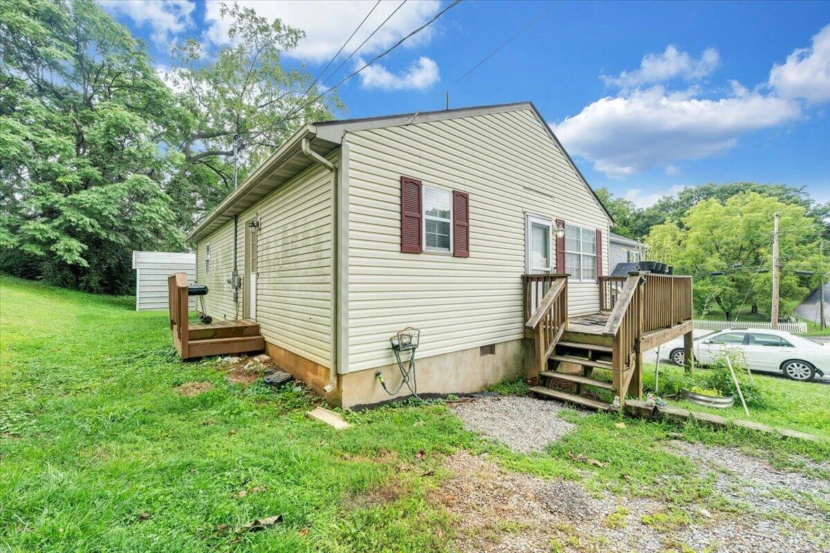 709 Wayland ST NE - Photo 3