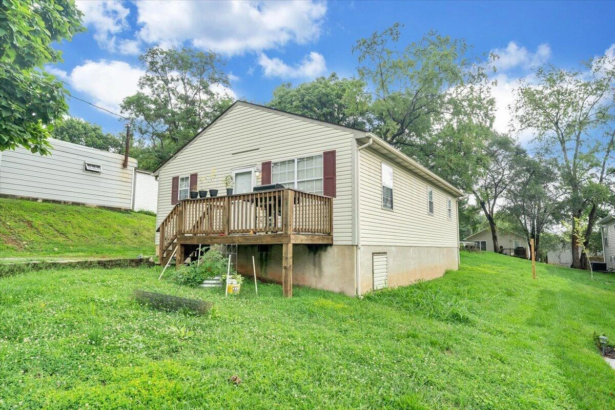 709 Wayland ST NE - Photo 4