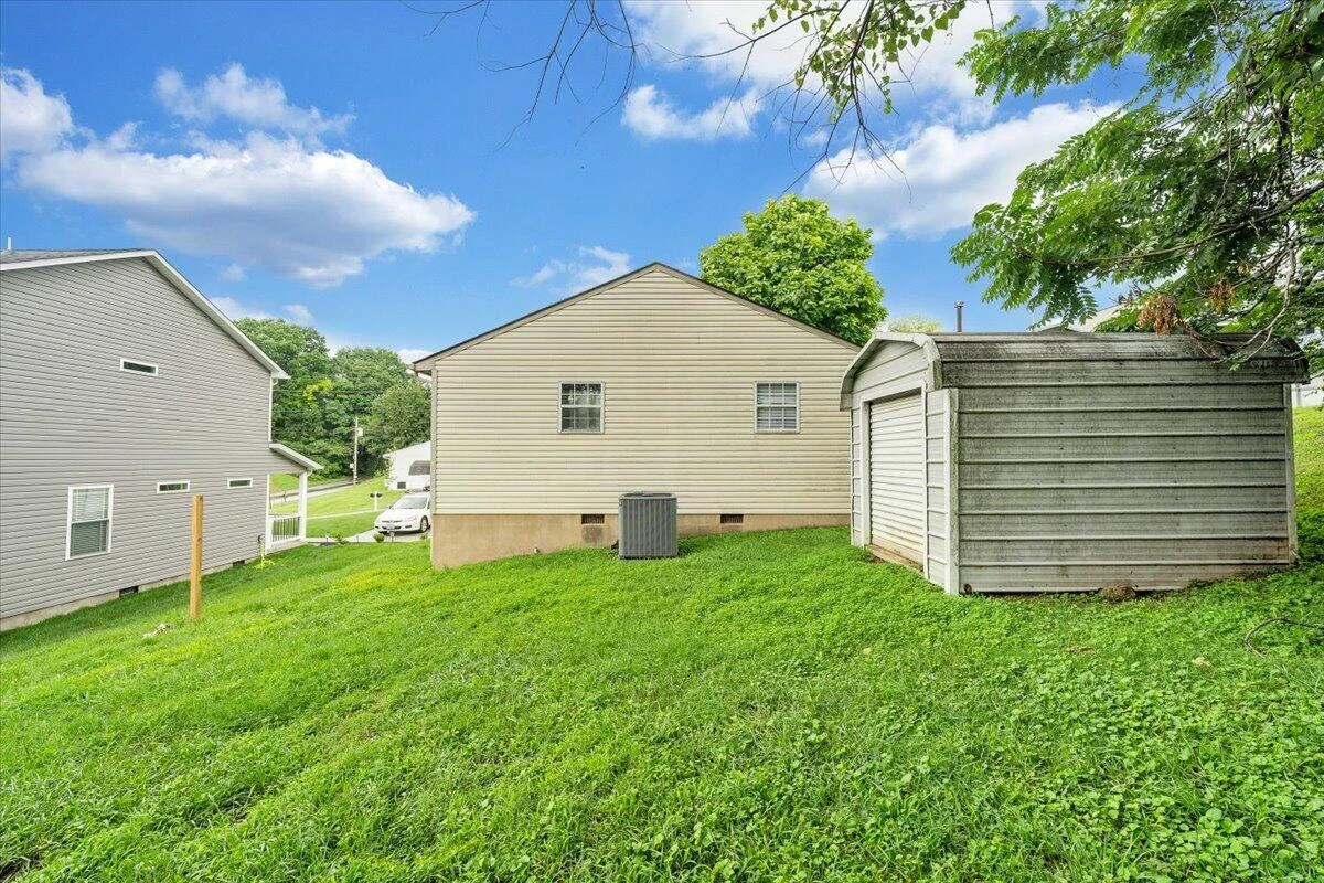 709 Wayland ST NE - Photo 5