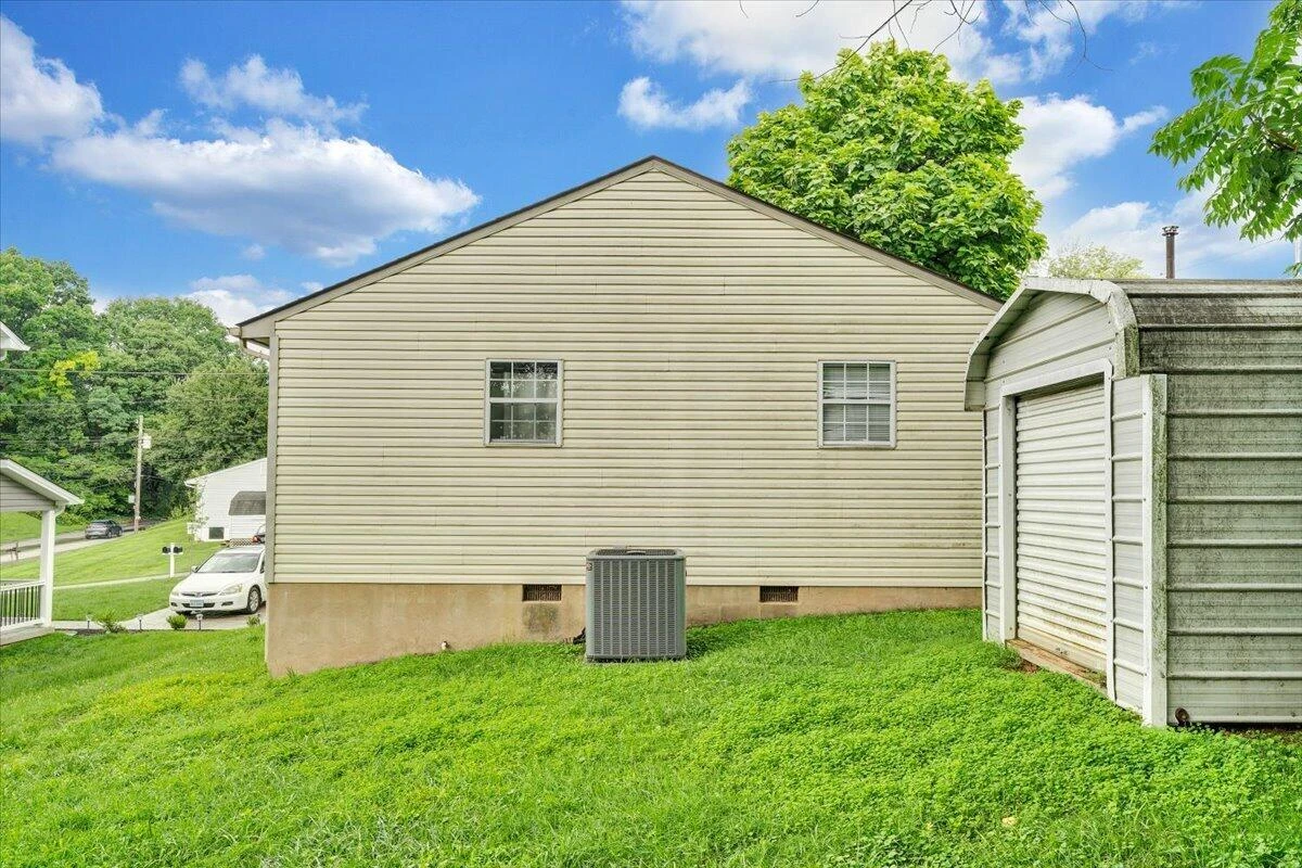 709 Wayland ST NE - Photo 6