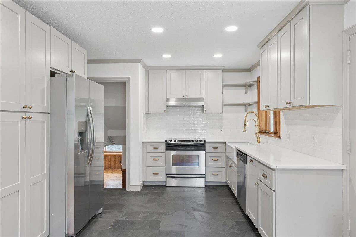 921 Peaksview ST - Photo 9