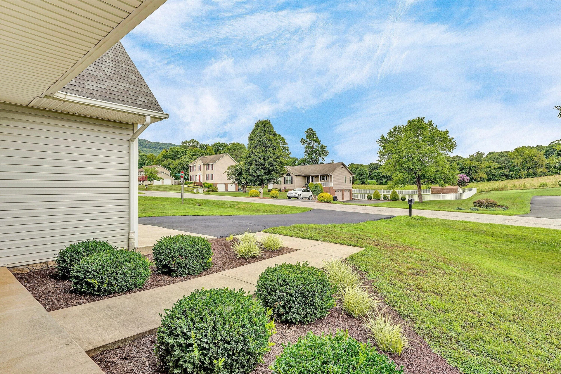 775 Brookfield LN - Photo 6