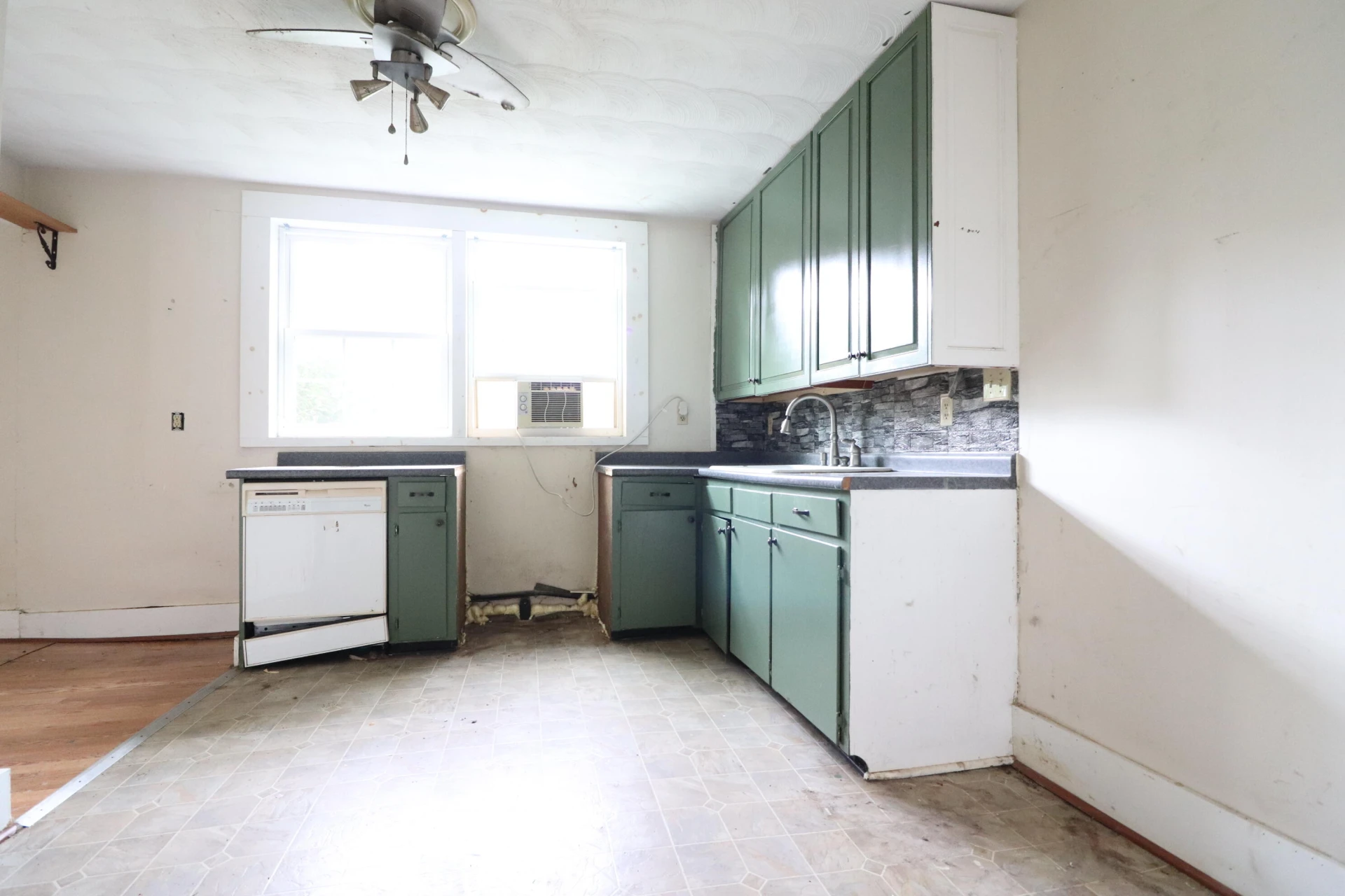 402 Craig ST NE - Photo 10