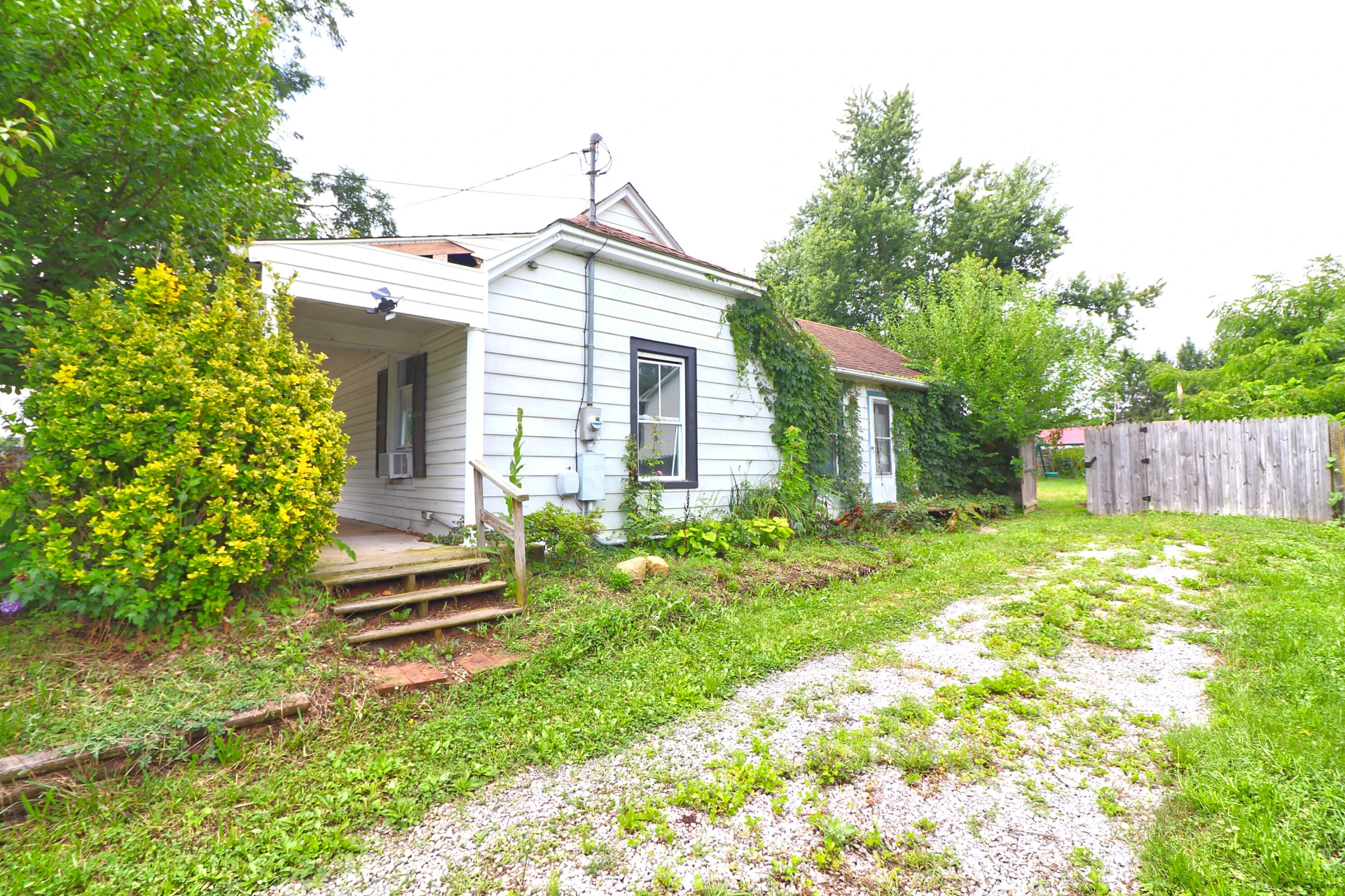 402 Craig ST NE - Photo 2