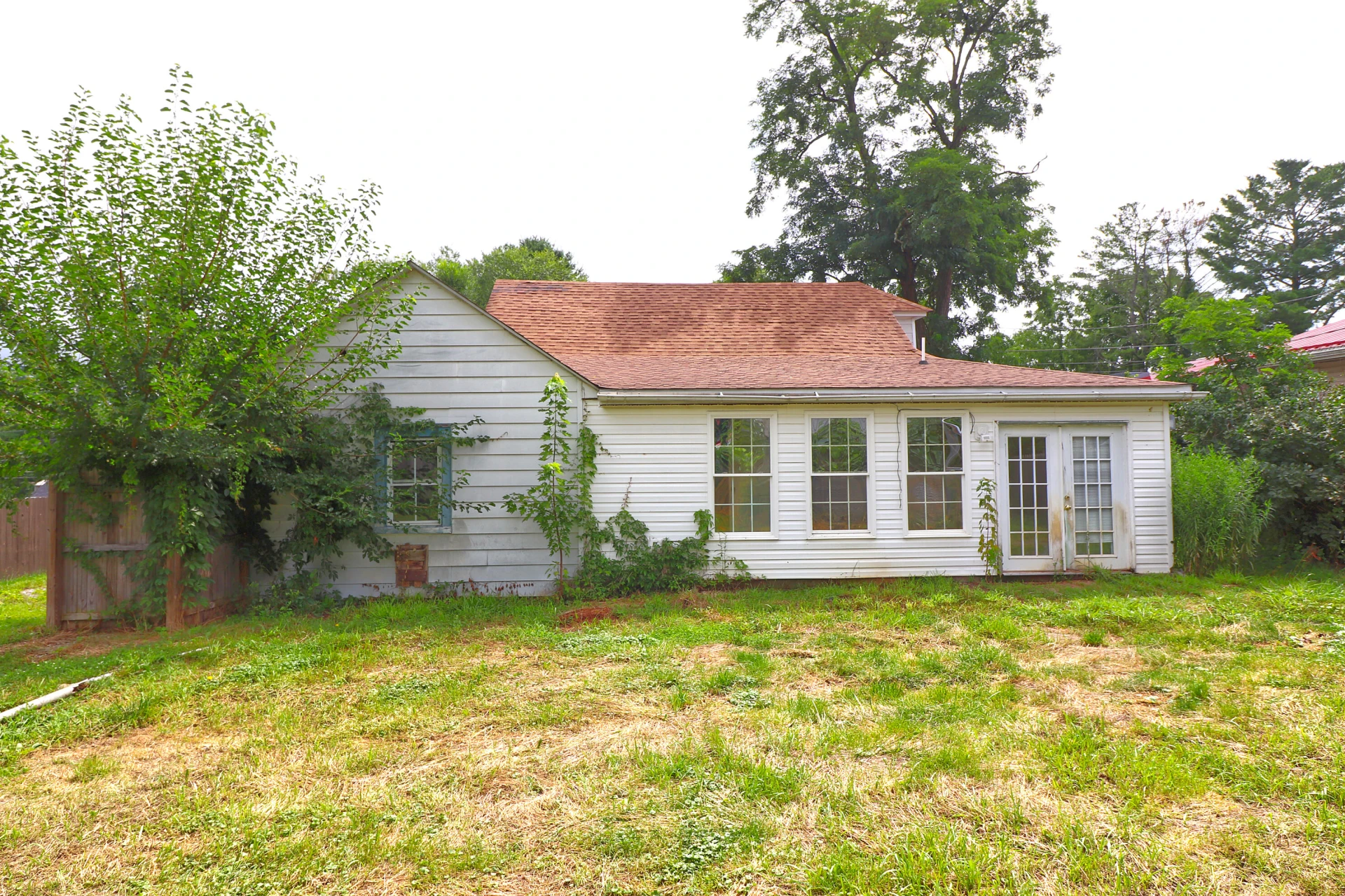 402 Craig ST NE - Photo 4
