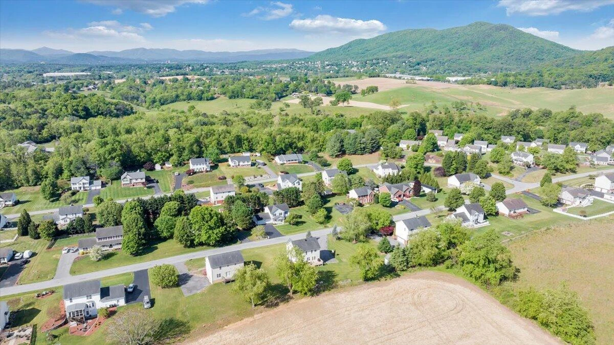 692 Brookfield LN - Photo 82