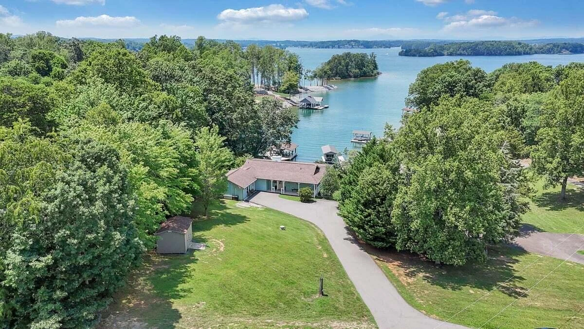 6015 Smith Mountain RD - Photo 2