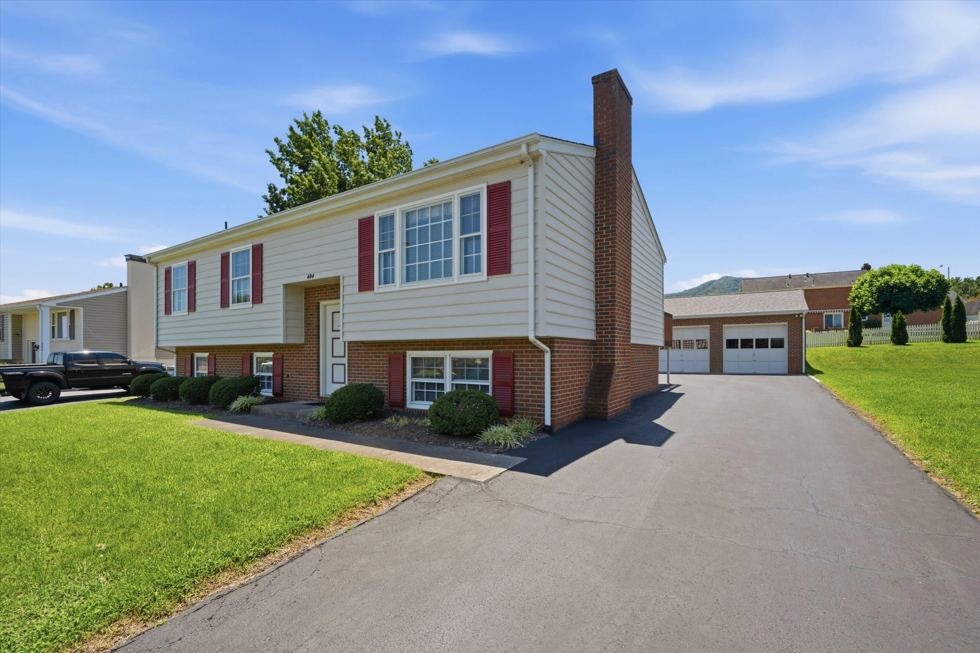 404 Rebecca LN