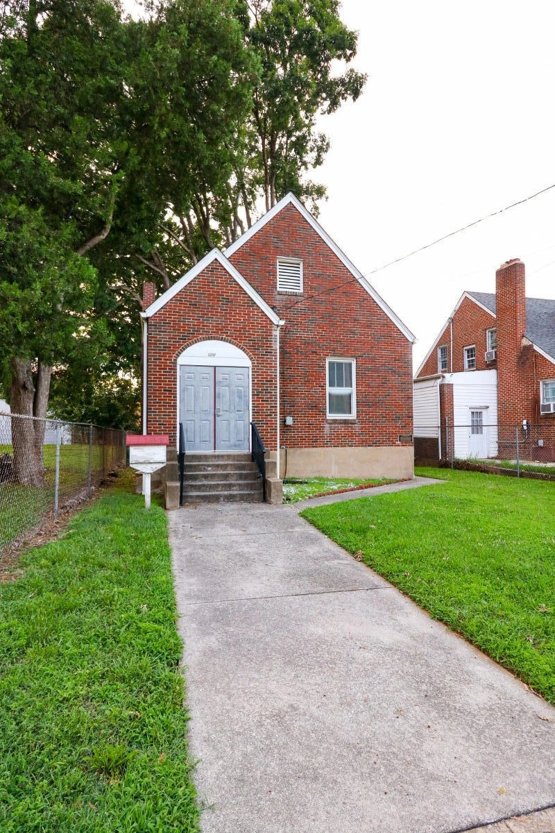 1010 Montrose AVE SE - Photo 2