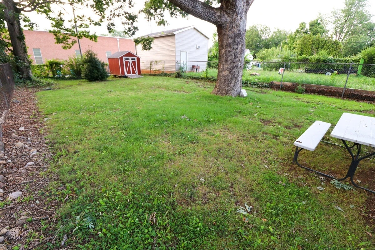 1010 Montrose AVE SE - Photo 14