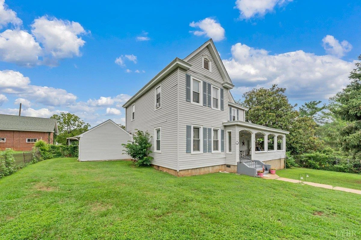 901 Bedford AVE - Photo 5