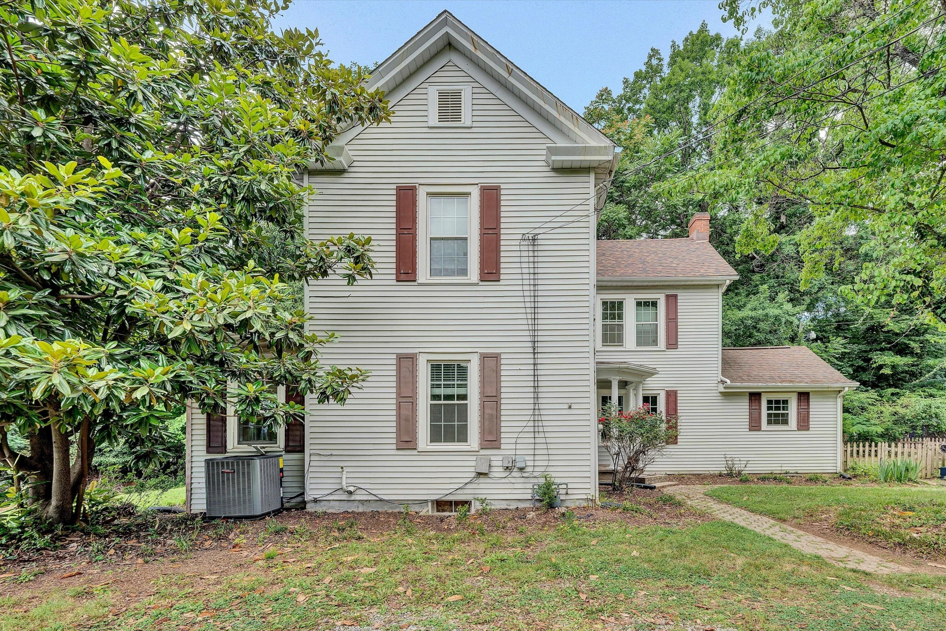 1036 Country Club DR NW