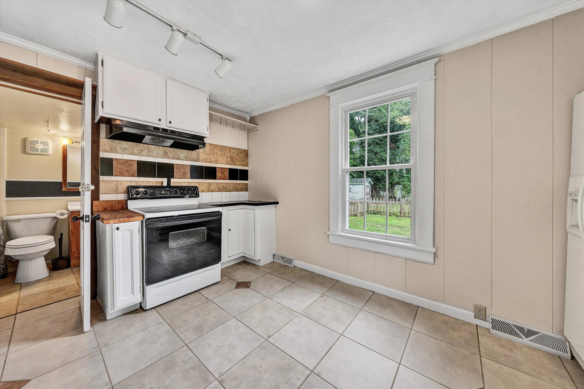 1036 Country Club DR NW - Photo 13