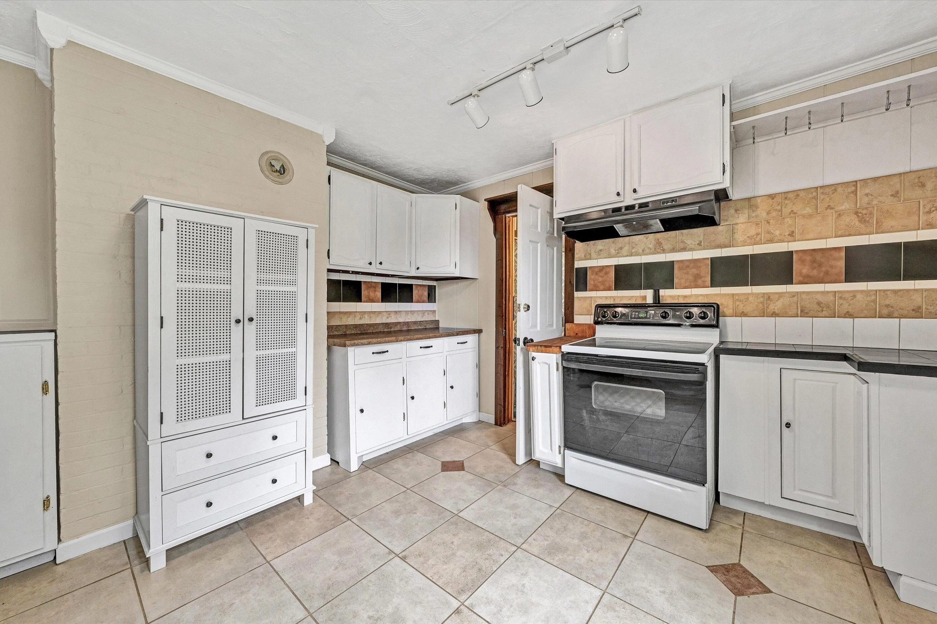 1036 Country Club DR NW - Photo 15
