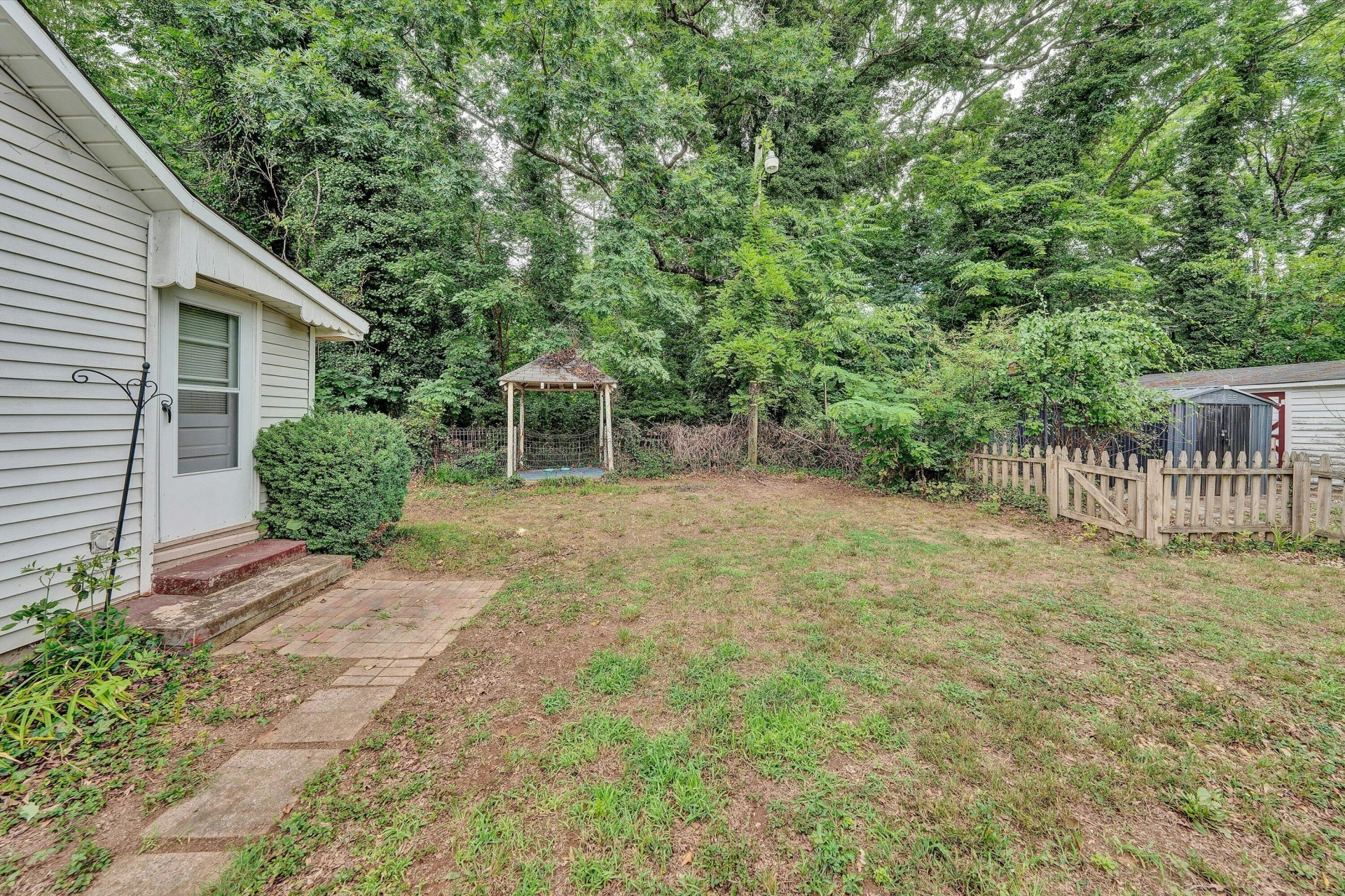 1036 Country Club DR NW - Photo 32