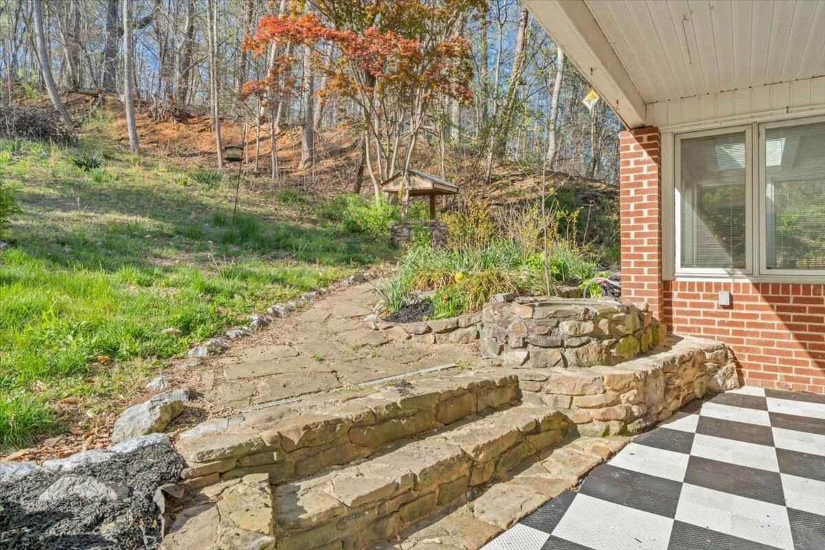 1065 Cain DR - Photo 7