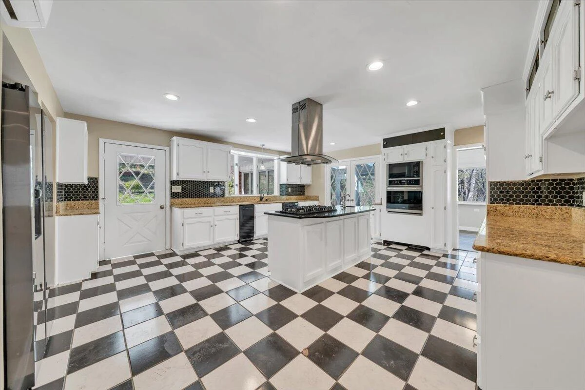 1065 Cain DR - Photo 8