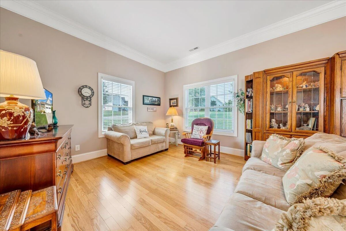 1119 Parkhall RD - Photo 4