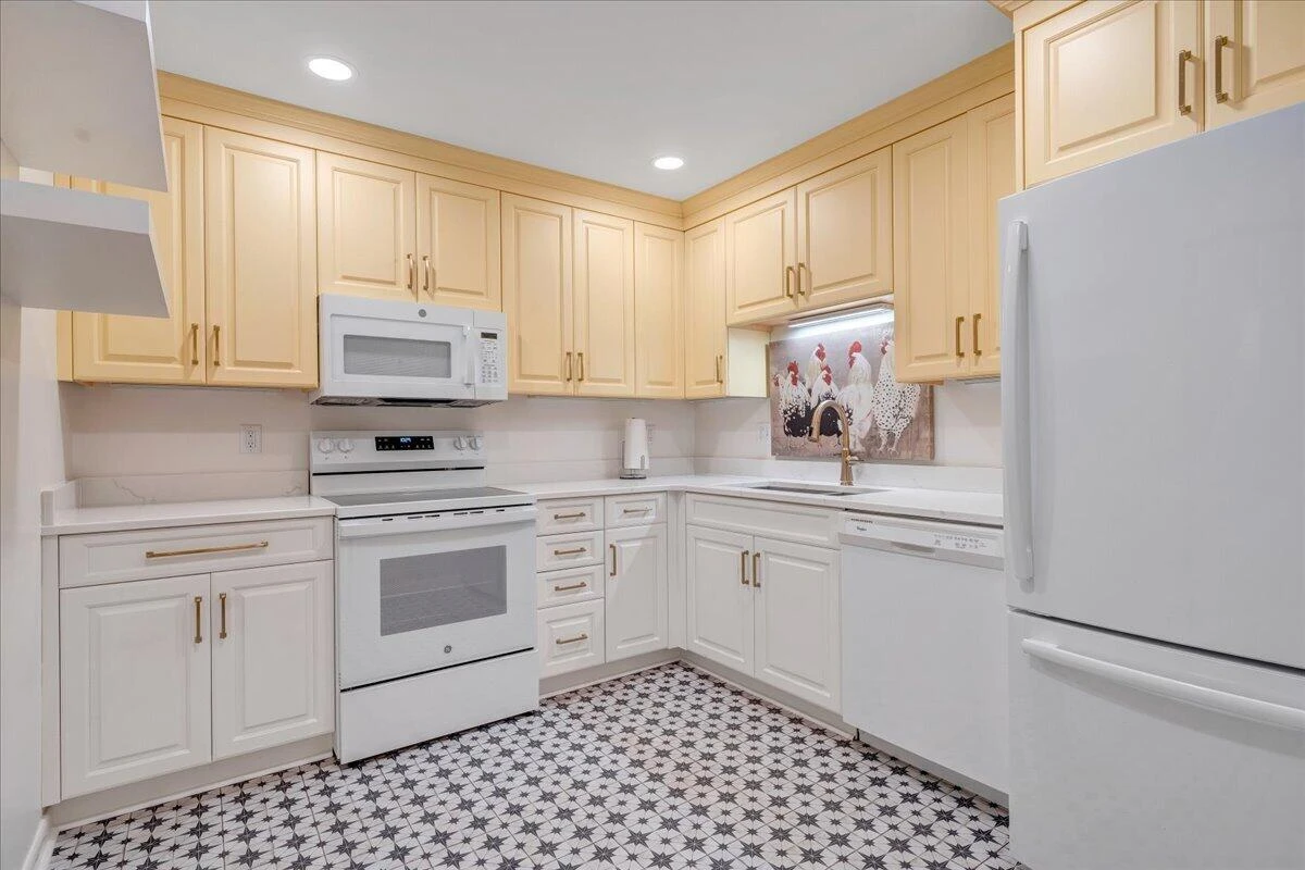 2151 Broadway AVE SW ##16 - Photo 9