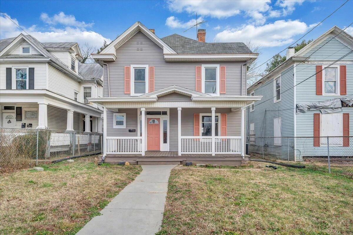 909 Highland AVE SE - Photo 2