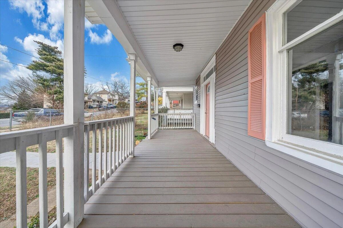 909 Highland AVE SE - Photo 3