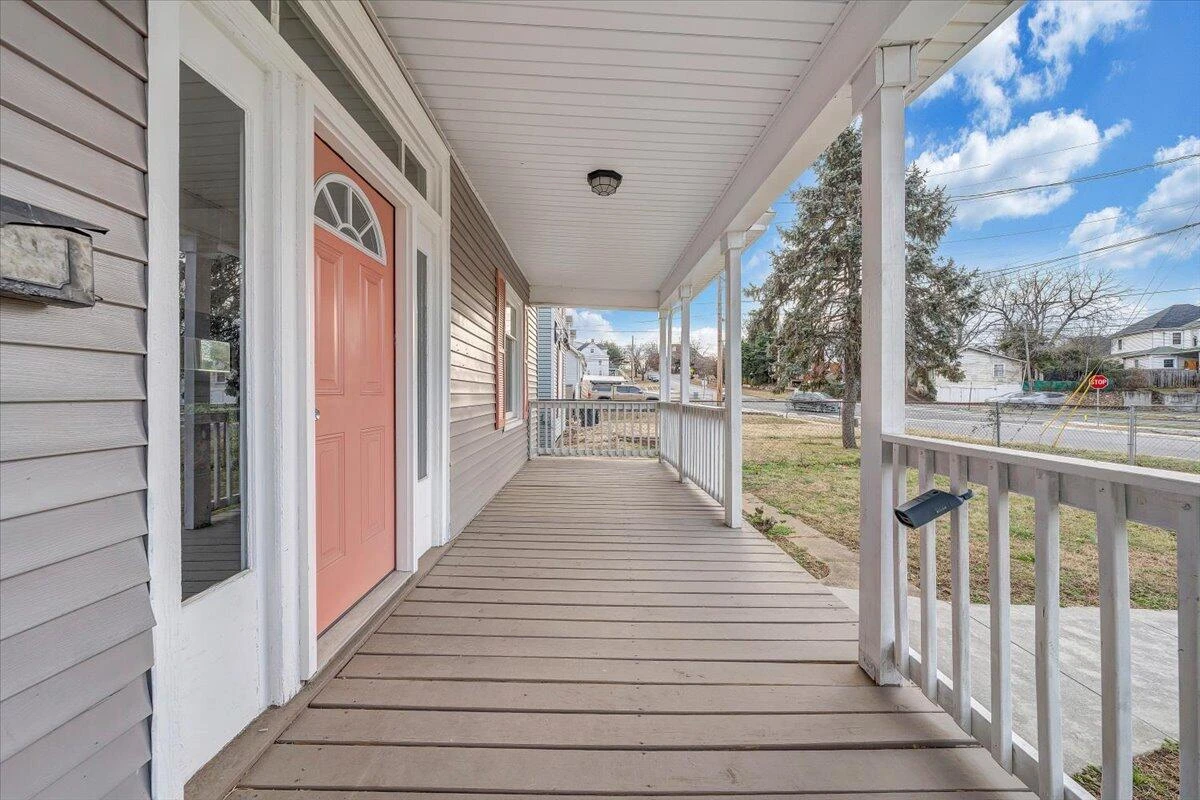 909 Highland AVE SE - Photo 4